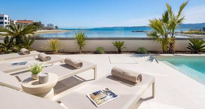Luxury seafront Villa Noles with heated Pool, Jacuzzi, EV near Zadar