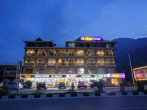 Bagian depan properti - sore/malam