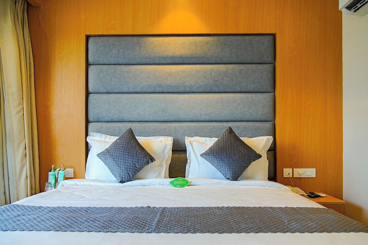 Rom – deluxe | Sengetøy av topp kvalitet, minibar, safe på rommet og skrivebord