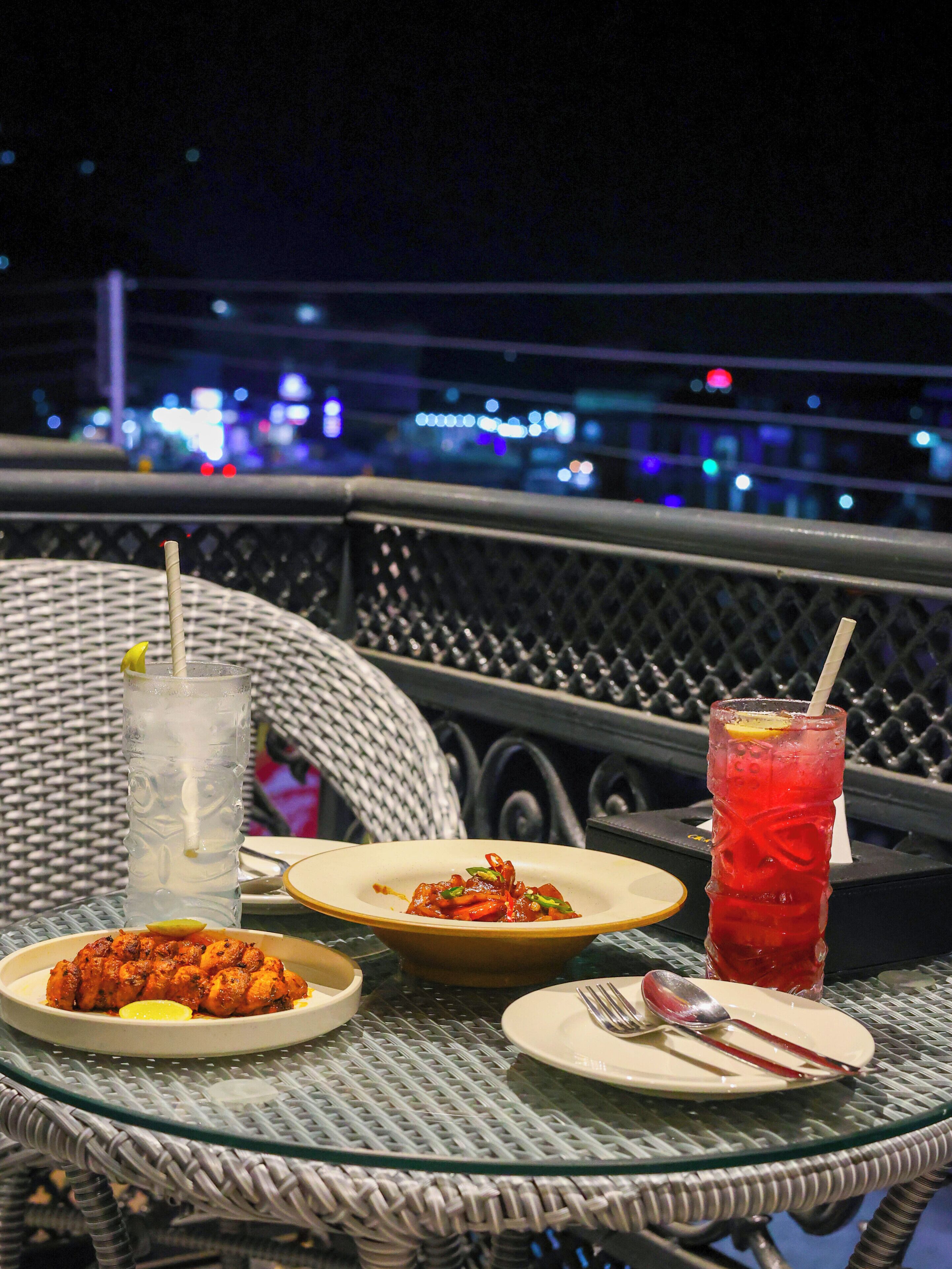 Bữa sáng buffet hàng ngày với phụ phí nhỏ 