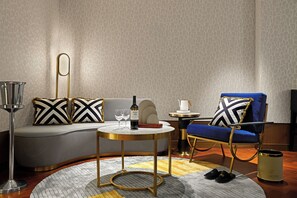 Superior Twin Room | Living room | 55-inch LCD TV with cable channels - OKU Hotel Taichung (Taichung)