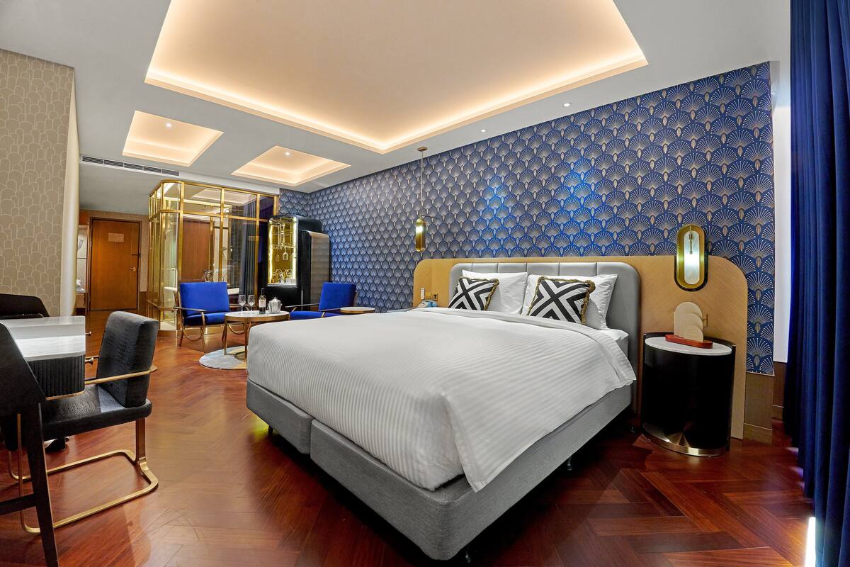 Classic Double Room | Minibar, in-room safe, desk, blackout drapes