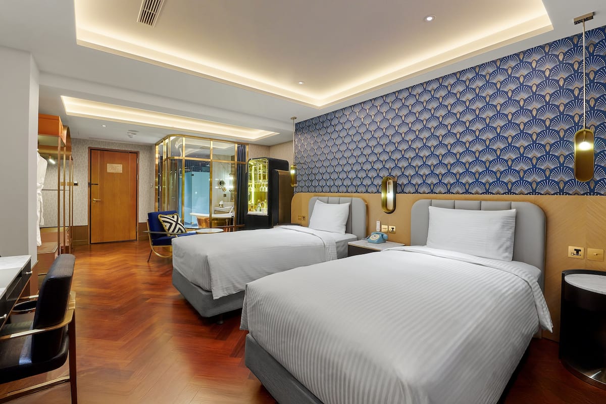 Standard Twin Room | Minibar, in-room safe, desk, blackout drapes