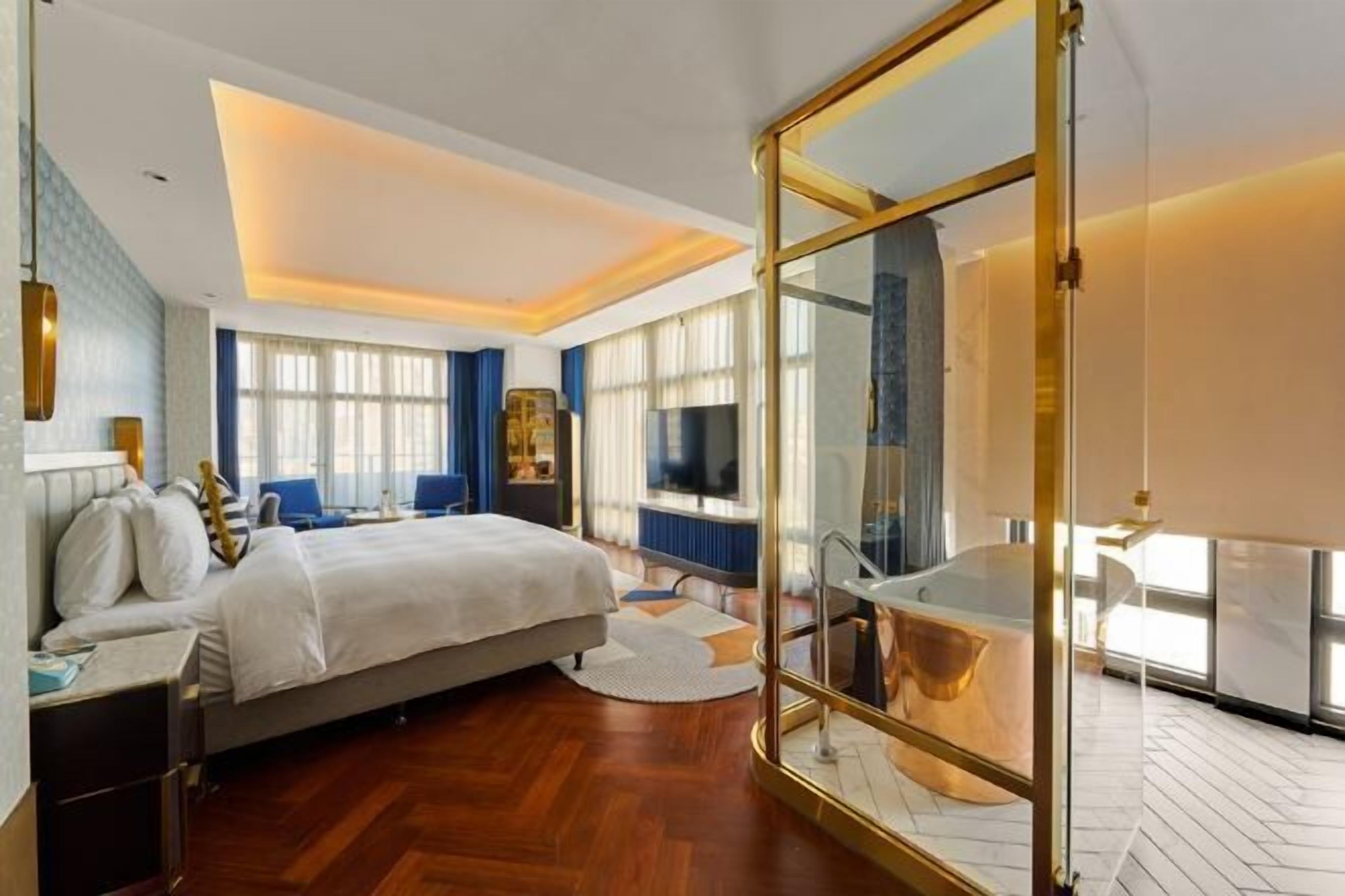 Een minibar, een kluis op de kamer, een bureau, verduisterende gordijnen