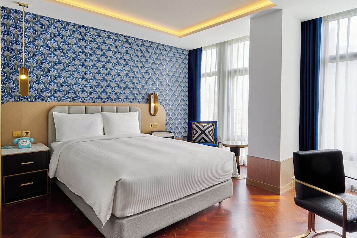 Standard Double Room | Minibar, in-room safe, desk, blackout drapes