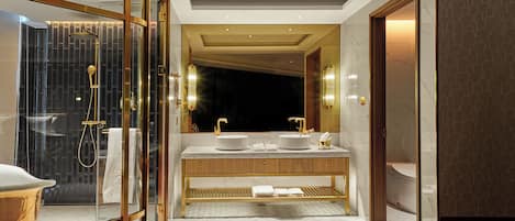 Habitación doble urbana | Baño | Tina y regadera independientes y regadera tipo lluvia