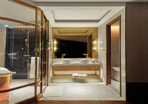 City tweepersoonskamer | Badkamer | Een aparte badkuip en douche, een regendouche, een haardroger