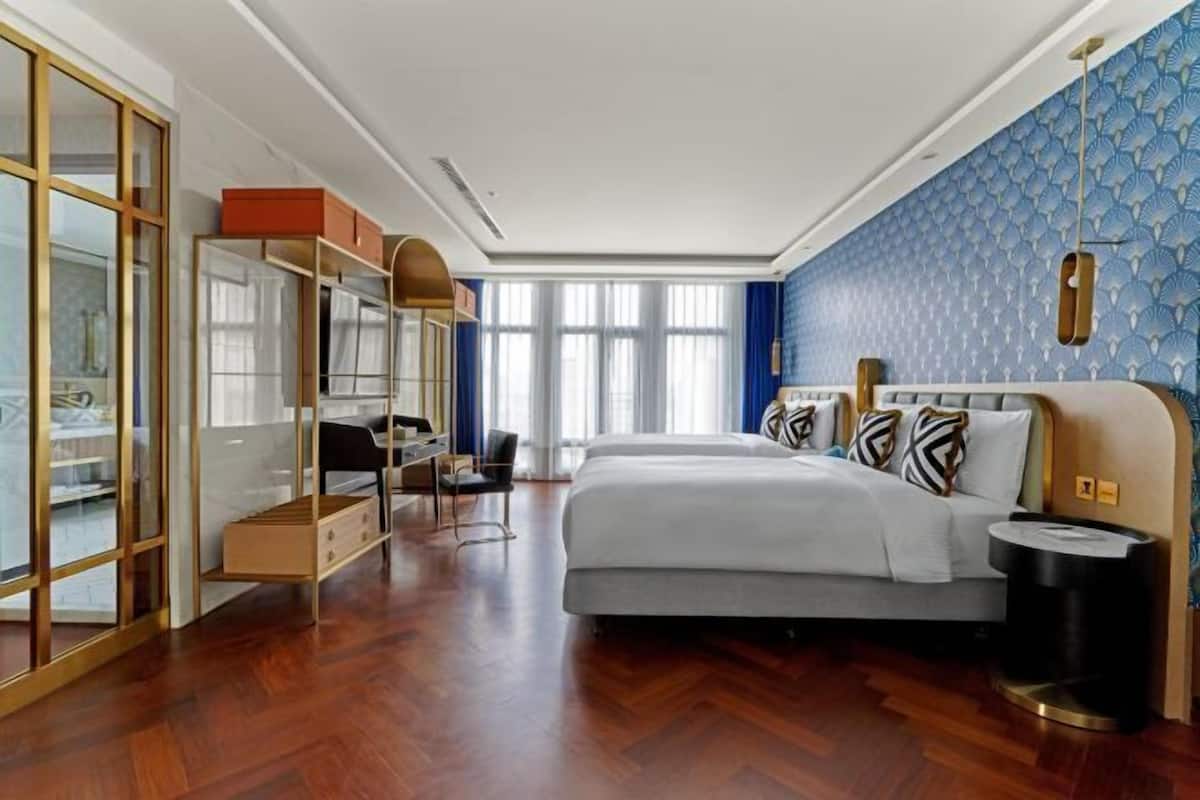 Minibar, in-room safe, desk, blackout curtains