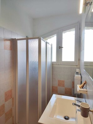 Suihku, hiustenkuivaaja, bidee, pyyhkeet
