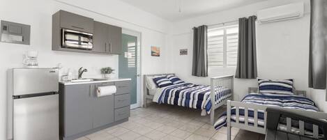 1 habitación, tabla de planchar con plancha, wifi gratis y ropa de cama