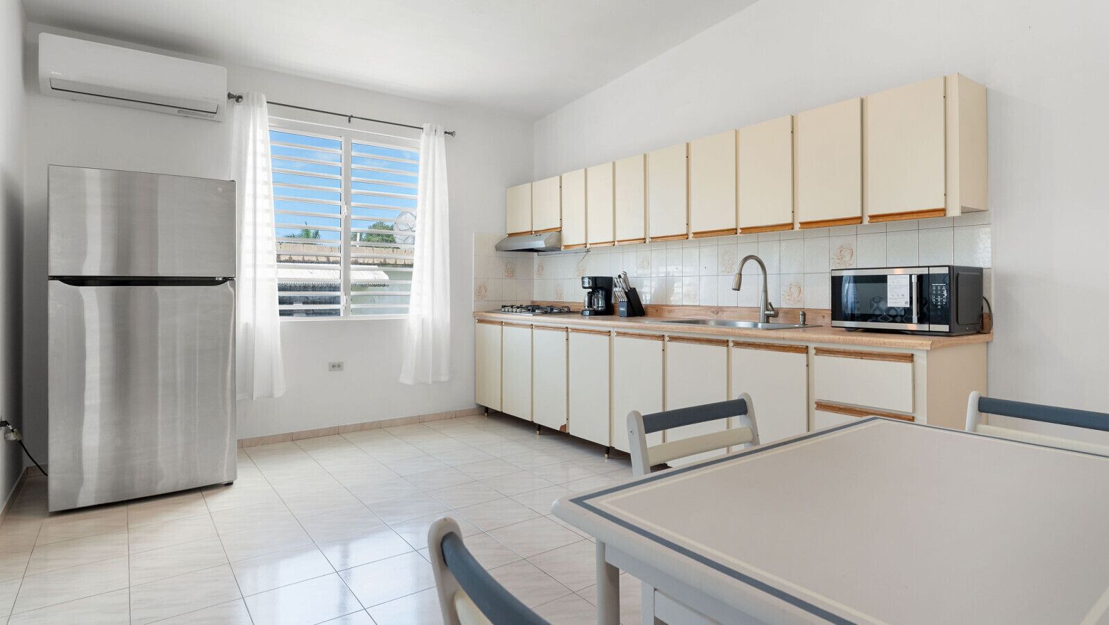 Frigorífico, microondas, placa de cocina y cafetera o tetera