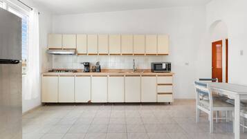 Refrigerador, microondas, parrilla de estufa y cafetera y tetera