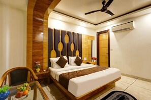 Deluxe Room | Egyptian cotton sheets, premium bedding, desk, free WiFi - Hotel Church View (New Delhi)