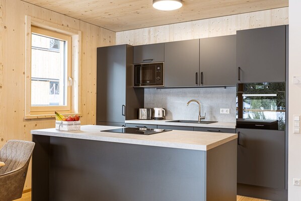 Frigorifero, microonde, forno, piano cottura