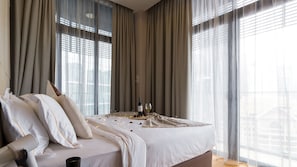 Two-Bedroom Suite | Escrivaninha, espaço de trabalho para notebook, cortinas blackout