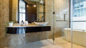 Two-Bedroom Suite | Bathroom | Free toiletries, hair dryer, towels, shampoo