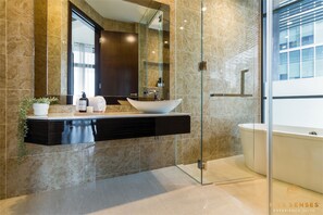 Two-Bedroom Suite | Baño | Amenidades de baño gratuitas, secadora de cabello, toallas, shampoo
