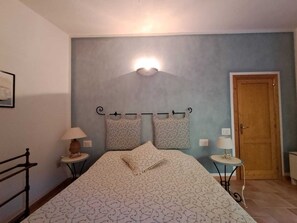 3 bedrooms, iron/ironing board, bed sheets