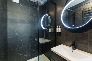 Separate bathtub and shower, hair dryer, slippers, towels - L'Escale Royale L'Isle Adam Port Oise (L'Isle-Adam)