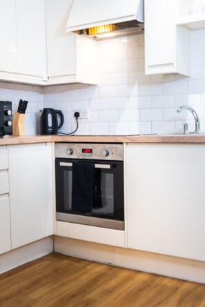 Fridge, microwave, oven, stovetop - Central Ipswich Stay for 4 – Budget-Friendly & Convenient (Ipswich)