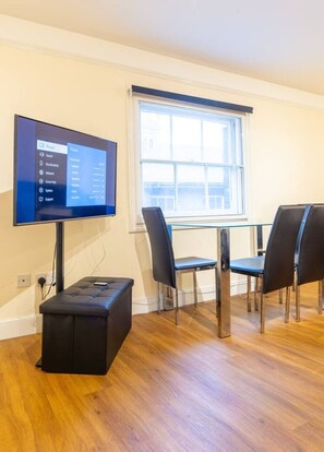 Interior - Ipswich City Centre Stay – 2BR 2BATH Flat for 6 Guests (Ipswich)