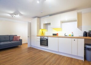 Fridge, microwave, oven, stovetop - Ipswich City Centre Stay – 2BR 2BATH Flat for 6 Guests (Ipswich)