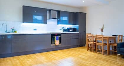 Charlotte House: Central 2BR 2BATH Retreat – Sleeps 6