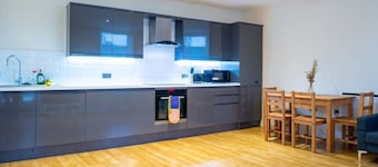 Charlotte House: Central 2BR 2BATH Retreat – Sleeps 6