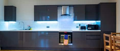 Kjøleskap, mikrobølgeovn, ovn og kokeplater