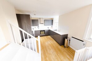Fridge, microwave, oven, stovetop - Charlotte House: Prime Location Urban Nest – 2BED 2BATH (Ipswich)