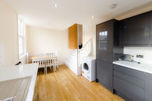 Fridge, microwave, oven, stovetop - Charlotte House: Prime Location Urban Nest – 2BED 2BATH (Ipswich)