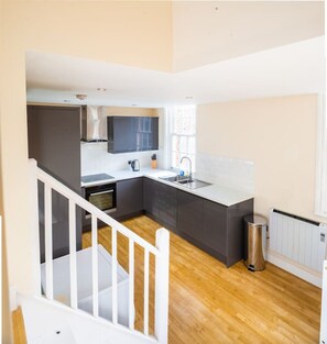 Fridge, microwave, oven, stovetop - Charlotte House: Prime Location Urban Nest – 2BED 2BATH (Ipswich)