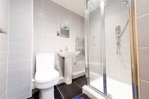 Hair dryer, towels - Charlotte House: Prime Location Urban Nest – 2BED 2BATH (Ipswich)