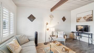 Condo, 1 Bedroom | Living area