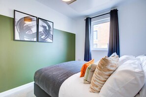 2 bedrooms, desk, iron/ironing board, WiFi