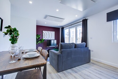 Penny Place Retreat – Central 2BED 2BATH by Station + Free Parking