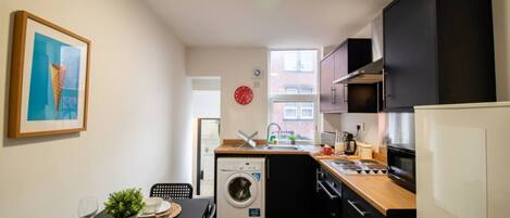 Jääkaappi, mikroaaltouuni, uuni, liesi