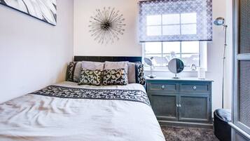 2 bedrooms, desk, iron/ironing board, WiFi