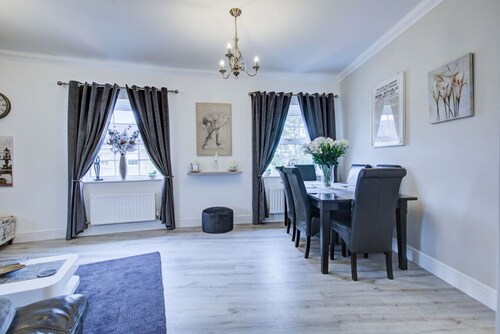 Charming 2BR Flat  in the Heart of Waltham Abbey