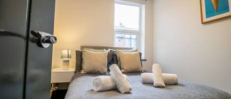 1 slaapkamer, een bureau, een strijkplank/strijkijzer, wifi