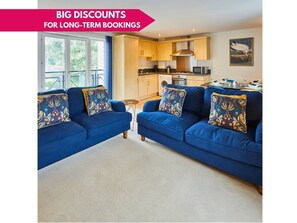 TV - Modern Comfort: 2BR Flat w/ Free Parking in Oadby (Oadby)