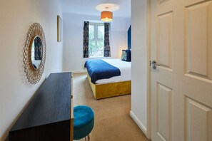 2 bedrooms, desk, iron/ironing board, WiFi