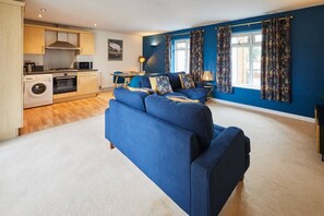 TV - Modern Comfort: 2BR Flat w/ Free Parking in Oadby (Oadby)