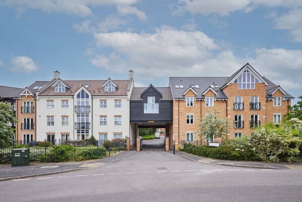 Exterior - Modern Comfort: 2BR Flat w/ Free Parking in Oadby (Oadby)