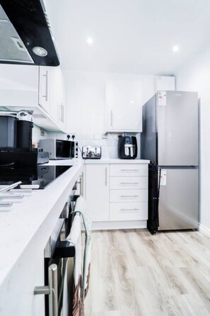 Refrigerador, microondas, horno y parrilla de estufa 