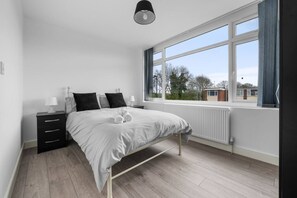 3 bedrooms, desk, iron/ironing board, WiFi - Urban Comfort: Stylish 3BR 2BATH with FREE Parking (Leicestershire)