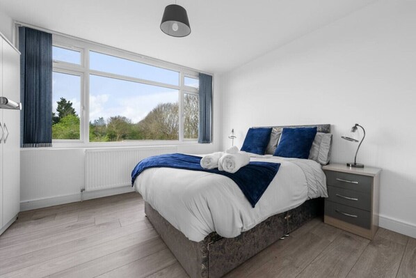 3 Schlafzimmer, Schreibtisch, Bügeleisen/Bügelbrett, WLAN