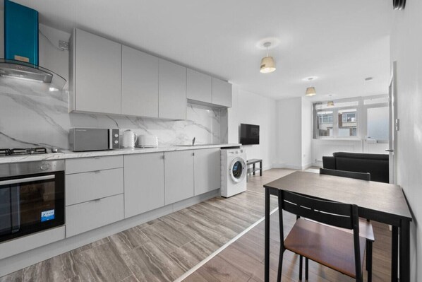 Fridge, microwave, oven, stovetop - Urban Comfort: Stylish 3BR 2BATH with FREE Parking (Leicestershire)