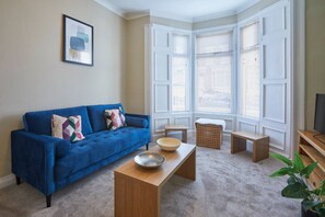 TV - Vibrant 3BR Coastal Haven near South Shields Beach (Tyne and Wear)