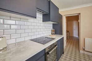 Fridge, microwave, oven, stovetop - Vibrant 3BR Coastal Haven near South Shields Beach (Tyne and Wear)